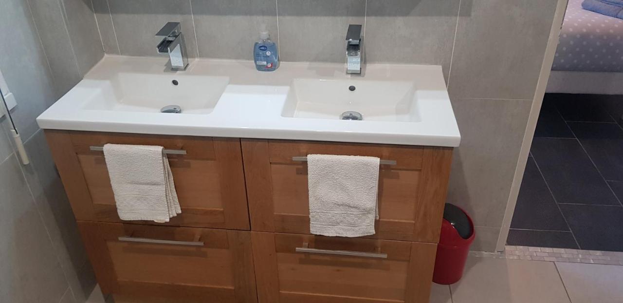 Grande chambre avec salle de bain privée Le Mans Extérieur photo